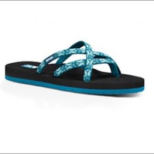 🖤SALE teva olowahu pattern